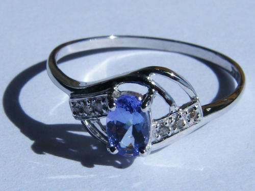 A ABSOLUTE STUNNING .49 CT TANZANITE AND 6 DIAMONDS  9 CT WHITE GOLD RING. CERT.OF AUTH INCLUDED.