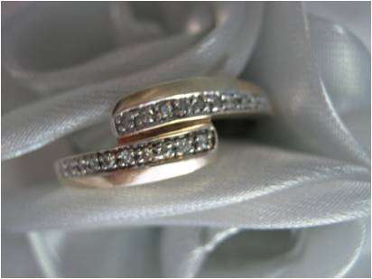 CLASSIC SOLID GOLD AND GENUINE 20 DIAMOND RING - CERTIFICATE INCL