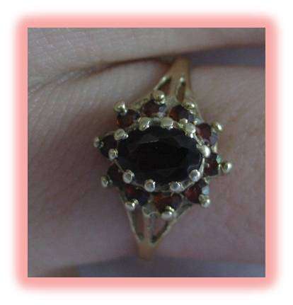 SOLID GOLD ANTIQUE GARNET AND SURROUNDED BY SMALLER GARNETS - TESTED