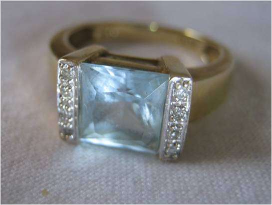 9CT YELLOW GOLD AQUAMARINE & DIAMOND RING