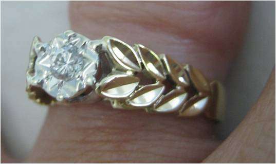 ANTIQUE 9CT GOLD & DIAMOND RING LEAF DETAIL IS AMAZING