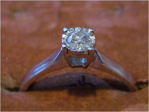 9CT GOLD RING WITH .10CT DIAMOND - BEAUTIFUL SETTING - USED