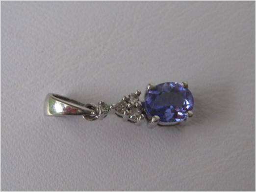 9ct WHITE GOLD WITH HIGH QUALITY COLOUR TANZANITE AND FOUR REAL DIAMONDS - TESTED