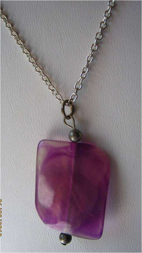 FASHIONABLE PURPLE PENDANT ON SILVER TONE NECKLACE