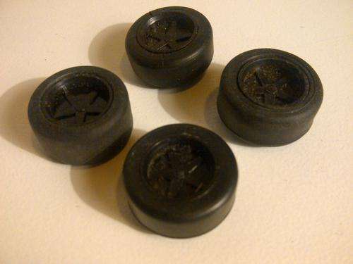 4 x 1/32 SCALE SLOT CAR RIMS WITH TYRES