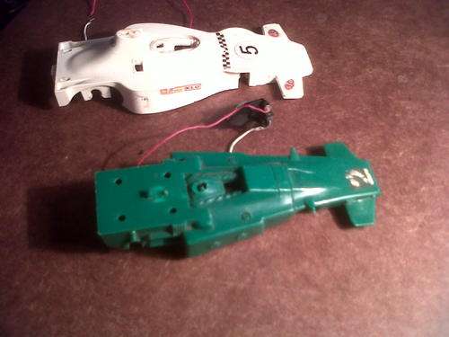 VINTAGE SCALEXTRIC C012 SHADOW AND C23 ARROW 1/32 SCALE (SEE PICTURES AND INFO)