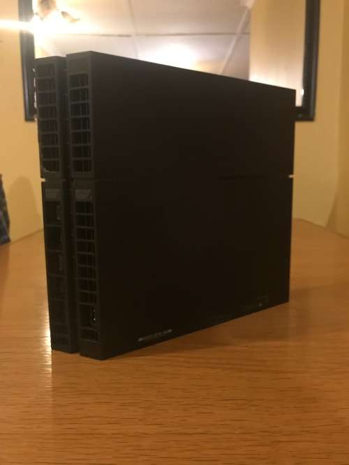 Playstation 4 - LIKE NEW