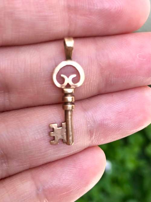 Striking Rose gold key 9ct pendant