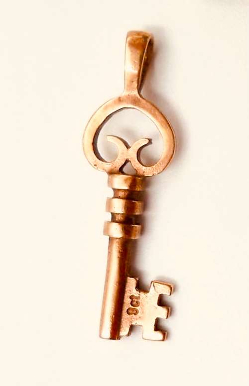 Striking Rose gold key 9ct pendant
