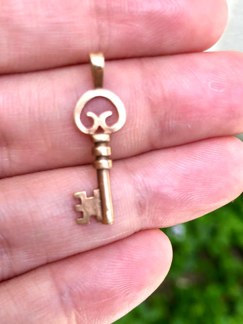 Striking Rose gold key 9ct pendant