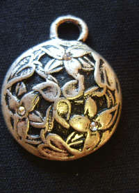 WINTER SALE! Silver Metal Floral Design Disc Pendant, 27mm x 22mm - Sold Individually..