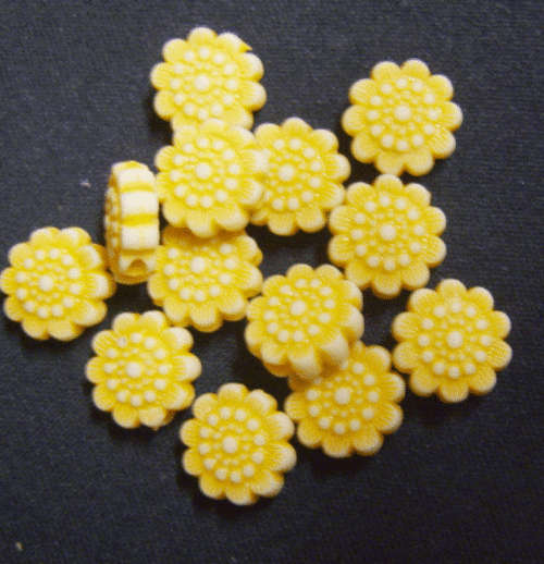Acrylic Mustard Flower, 7mm x 4mm - Pack of 20.