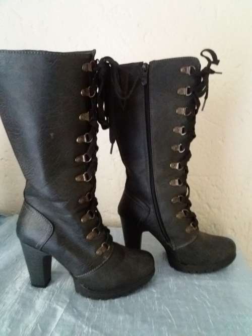 Gorgeous Laceup Boots Size 5