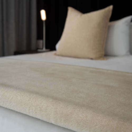 Aranda Belfiore Hotel quality blanket - Plain Bone.