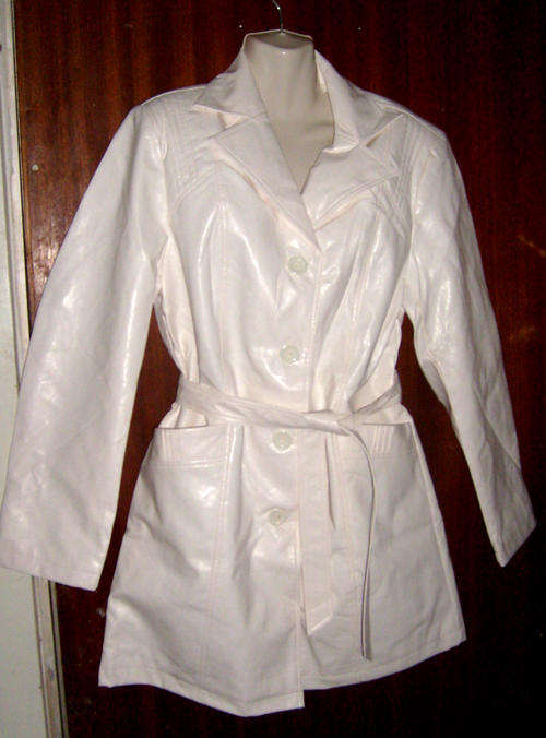 ***NEW WITH TAGS*** WHITE LEATHERETTE 3/4 TRENCH COAT SIZE 36