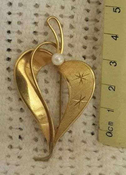 Gold plated brooch with pearl