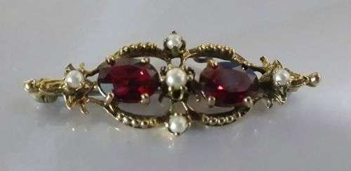Victorian 9 ct gold, Pearl and Garnet brooch! WOW! It measures 4 cm across, x 1.5 cm  weight 4. g
