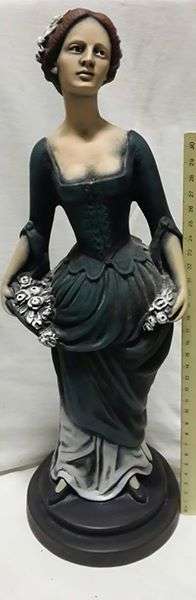 Beautiful figurine - ceramic - very detailed