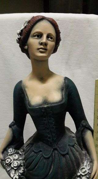 Beautiful figurine - ceramic - very detailed