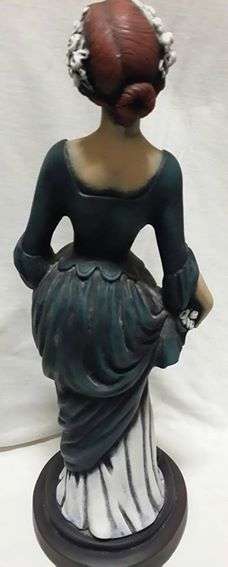 Beautiful figurine - ceramic - very detailed