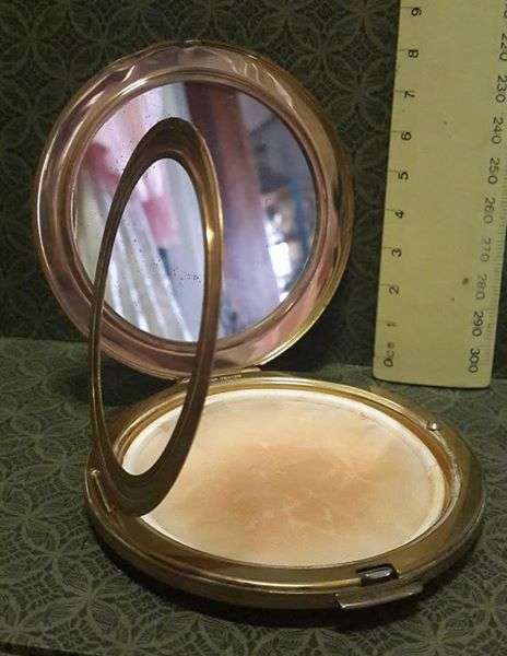 So pretty! Powder compact