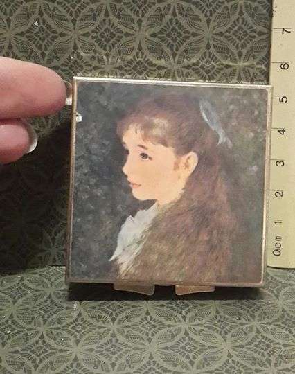 Pretty decorative pillbox!