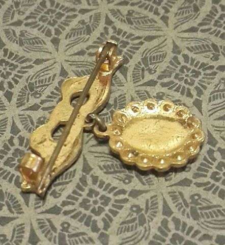 B - Brooch. So pretty!!