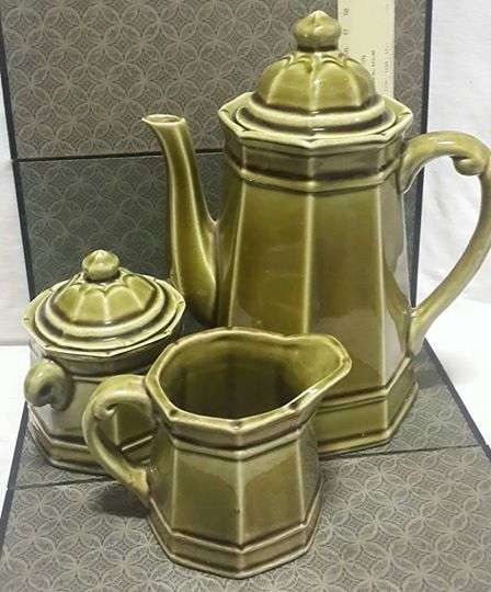 Coffee/tea pot/milk and sugar! Vintage!!