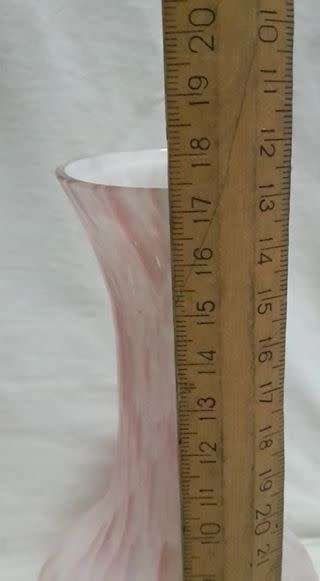 Beautiful twirly pink glass vase!!