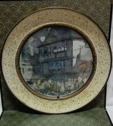 Unique round metal frame - made in England