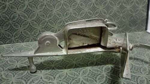 Estate VR Patent warranted Scissors Candle Snuffer Snuff Wick Trimmer Silver Tone