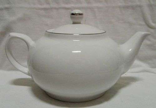 Maxwell & Williams Platinum 750ml Teapot