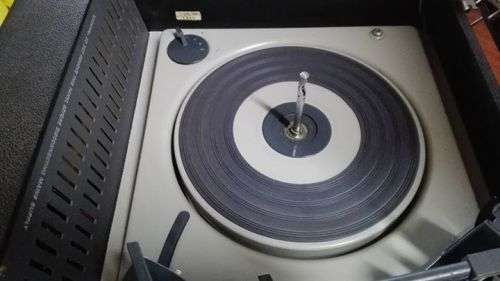 Working vintage turntable in carry case - needs a service