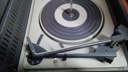 Working vintage turntable in carry case - needs a service