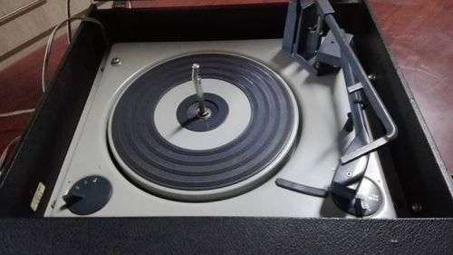 Working vintage turntable in carry case - needs a service