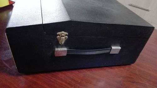 Working vintage turntable in carry case - needs a service