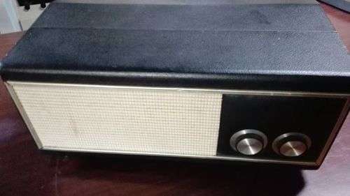 Working vintage turntable in carry case - needs a service