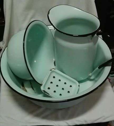 Lovely vintage mint green wash basin/jug/Koos and soap dish! LOOK!!!