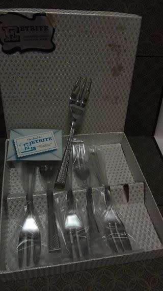 Boxed set 6 cake forks Eetrite - vintage - like new!