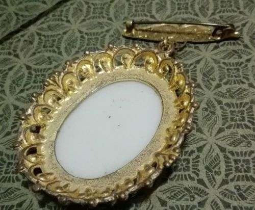 Vintage hanging porcelain brooch - Pretty!