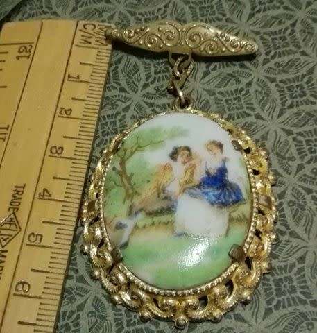Vintage hanging porcelain brooch - Pretty!