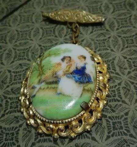 Vintage hanging porcelain brooch - Pretty!