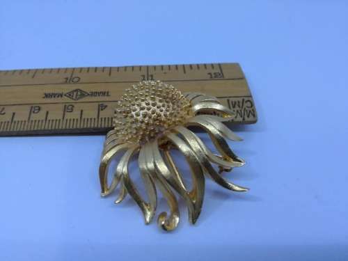 Lovely flower brooch - Look!