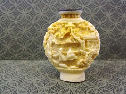 Carved old white cinnabar resin Chinese snuff bottle and head