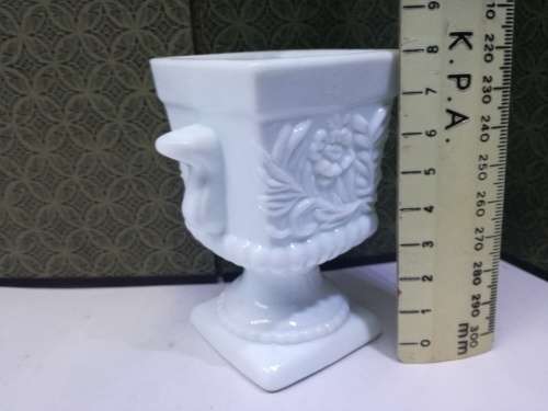 Vintage gorgeous small vase!