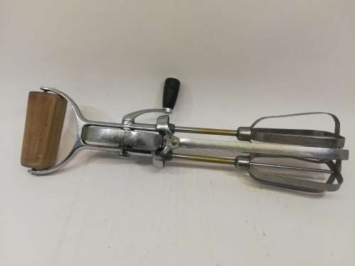 Manual egg beater