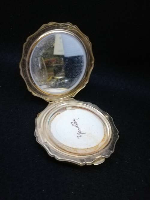 Stratton powder compact