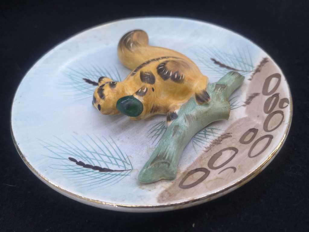 Squirrell wall pocket