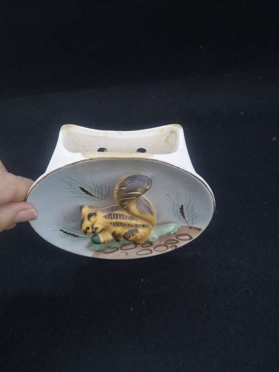 Squirrell wall pocket