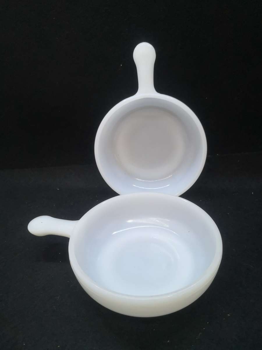 Milk glass Glassbake dishes